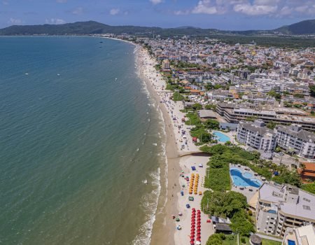 Vista Aérea Sul para Norte Praia de Canasvieiras, Florianópolis - SC